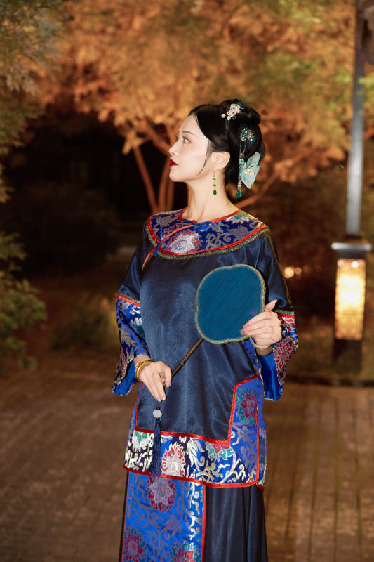 傍晚在古城身穿中国晚清服饰游玩的美女图片