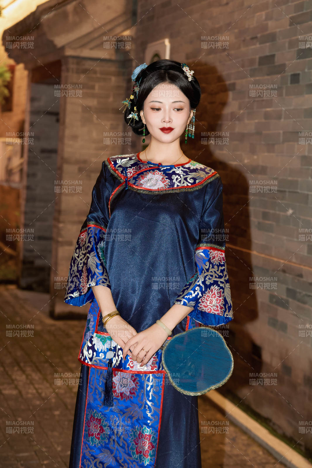 傍晚在古城身穿中国晚清服饰游玩的美女图片