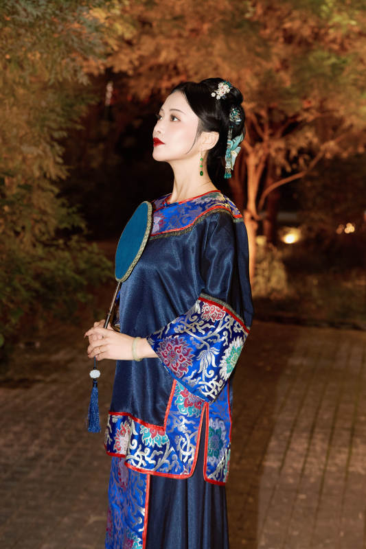 傍晚在古城身穿中国晚清服饰游玩的美女图片