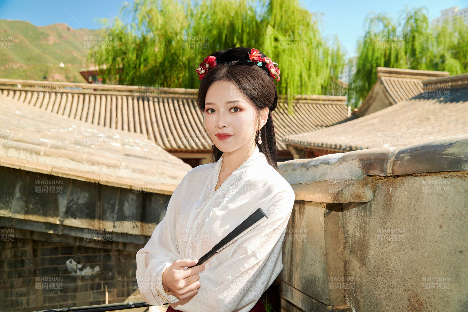 穿着中国汉族服饰马面裙的东方女性图片