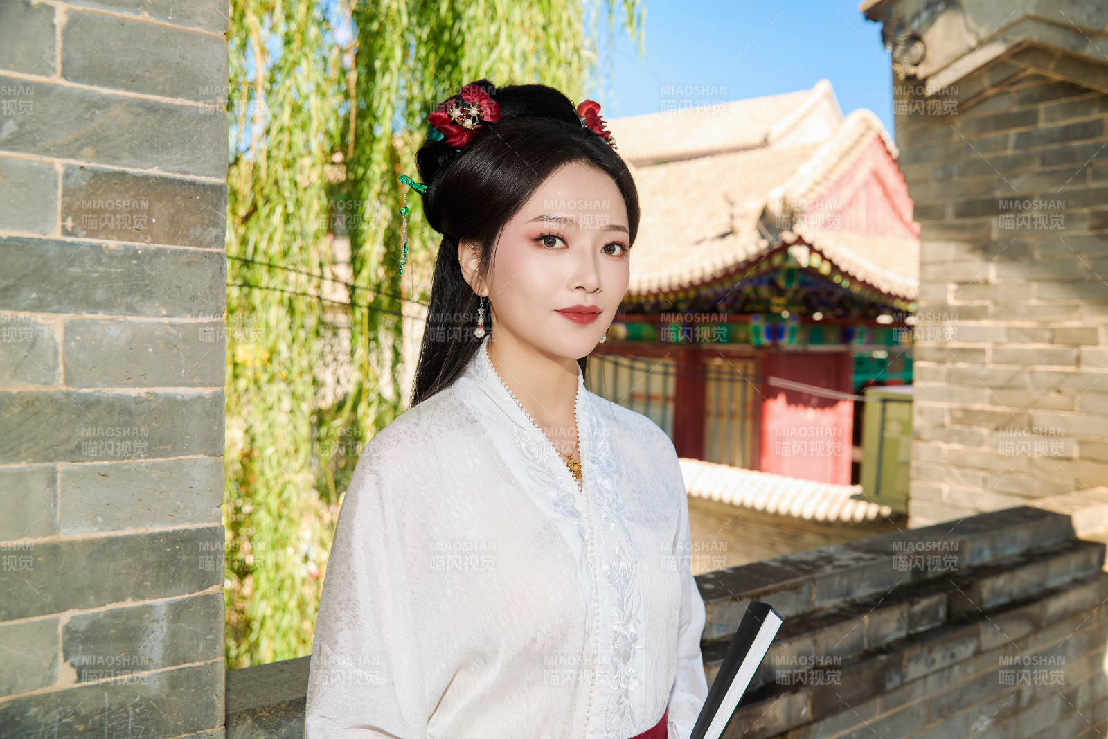 穿着中国汉族服饰马面裙的东方女性图片