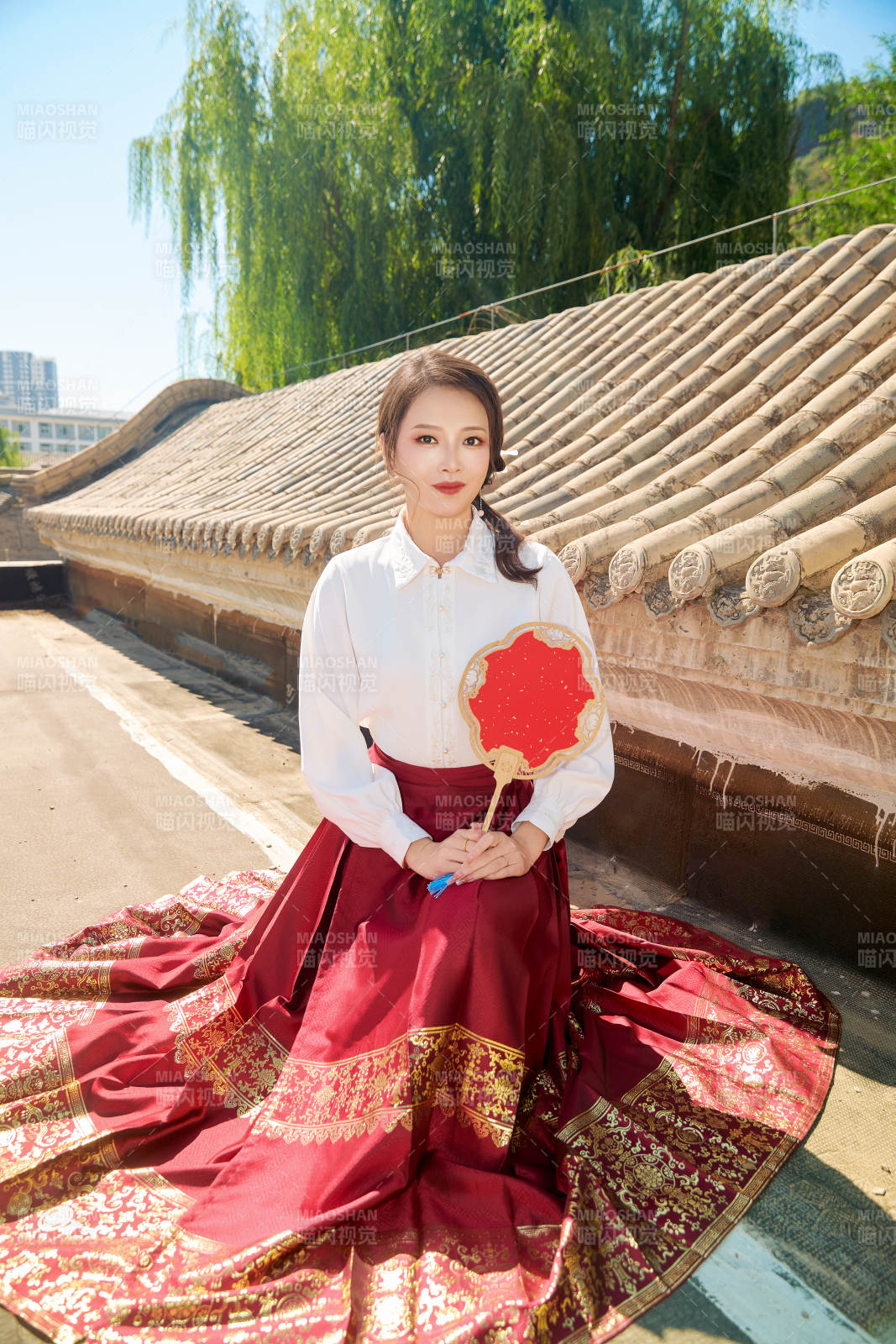 穿着中国汉族服饰马面裙的东方女性图片