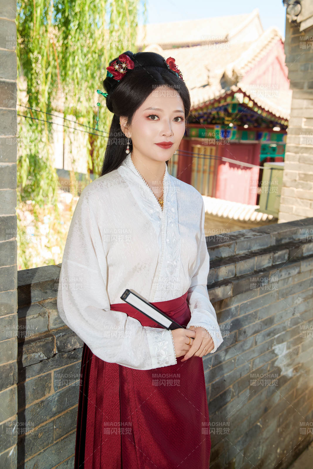 穿着中国汉族服饰马面裙的东方女性图片