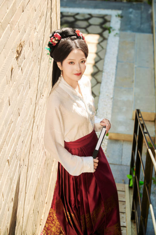 穿着中国汉族服饰马面裙的东方女性图片