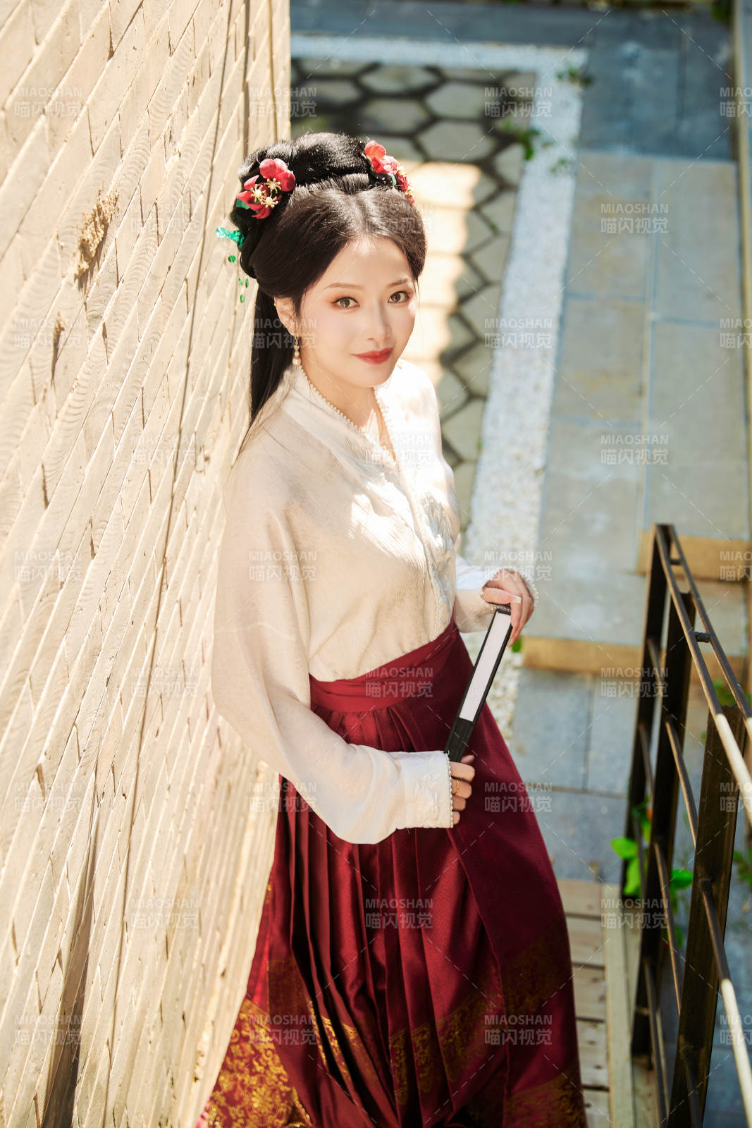 穿着中国汉族服饰马面裙的东方女性图片