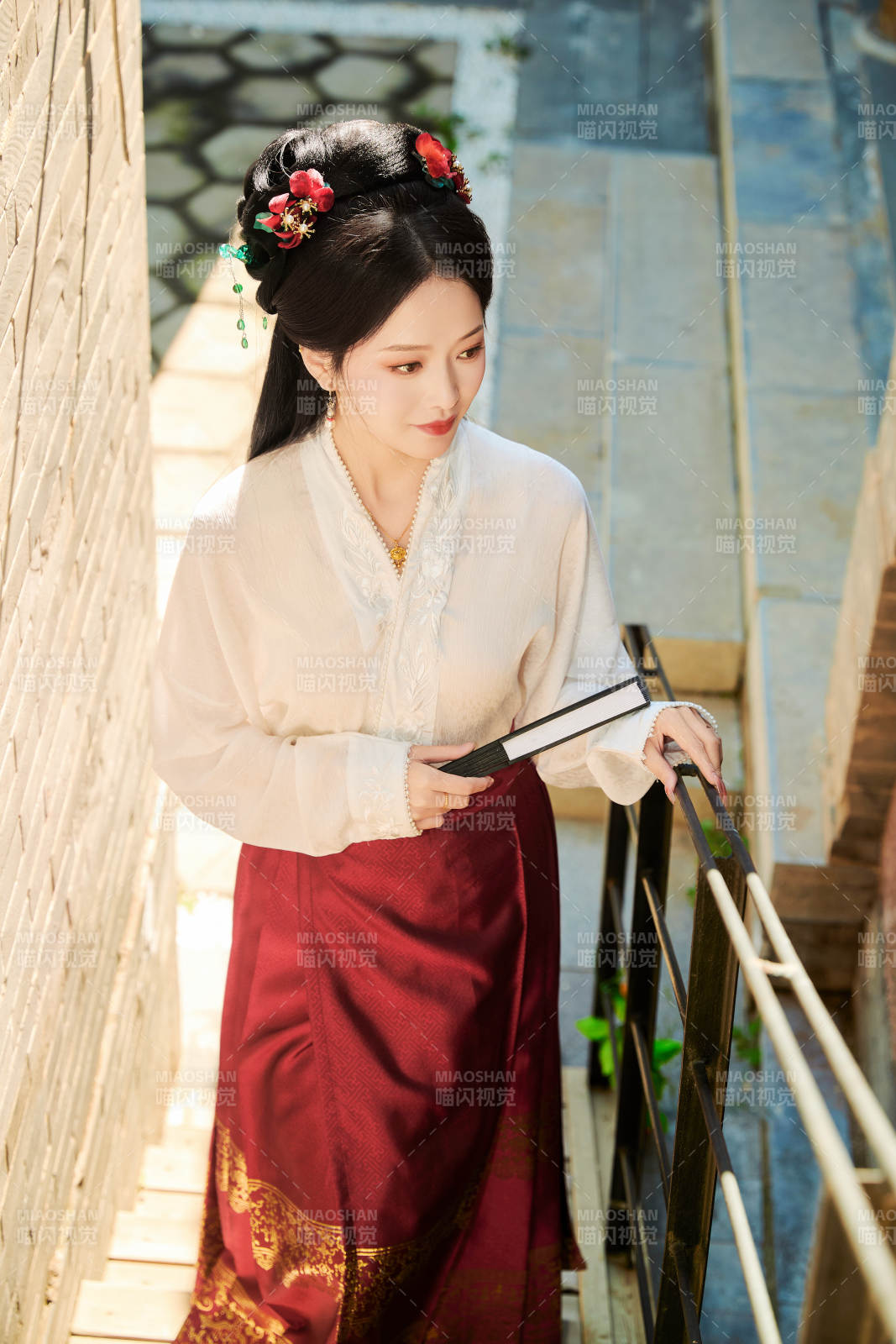 穿着中国汉族服饰马面裙的东方女性图片