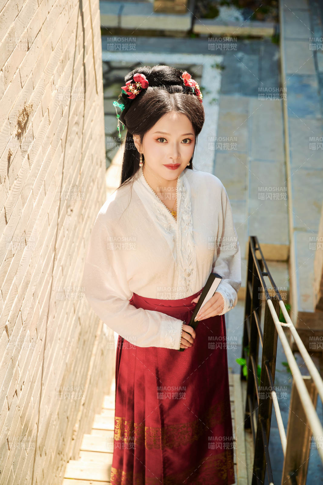 穿着中国汉族服饰马面裙的东方女性图片