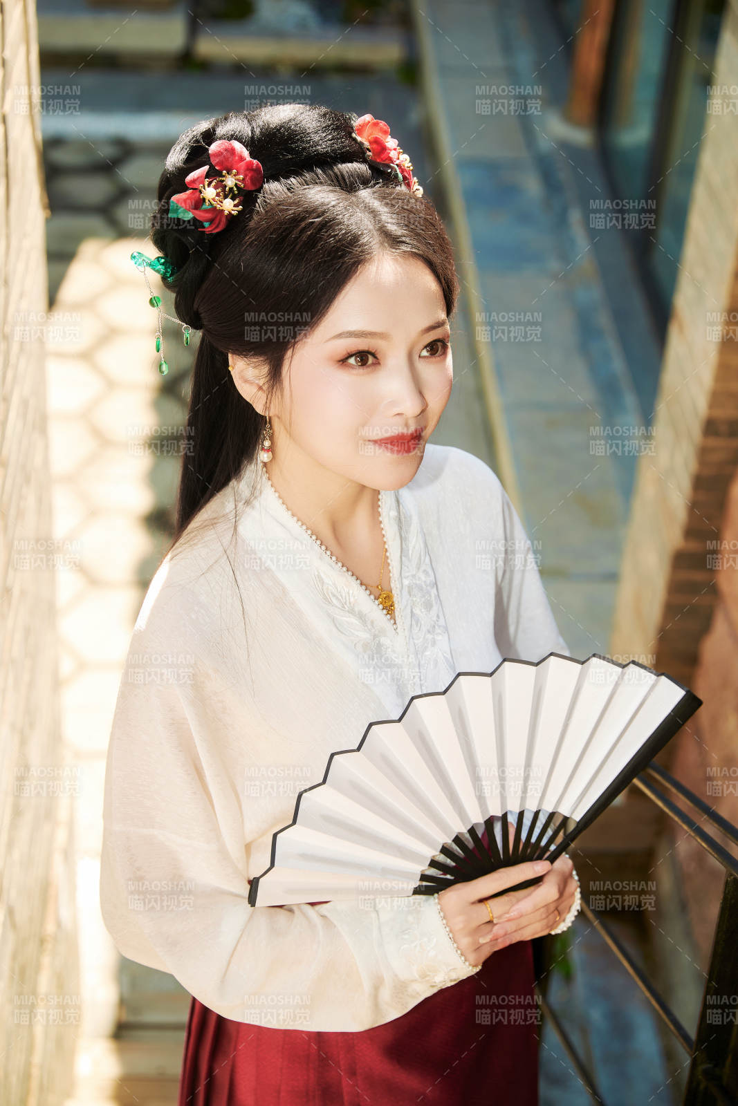 穿着中国汉族服饰马面裙的东方女性图片