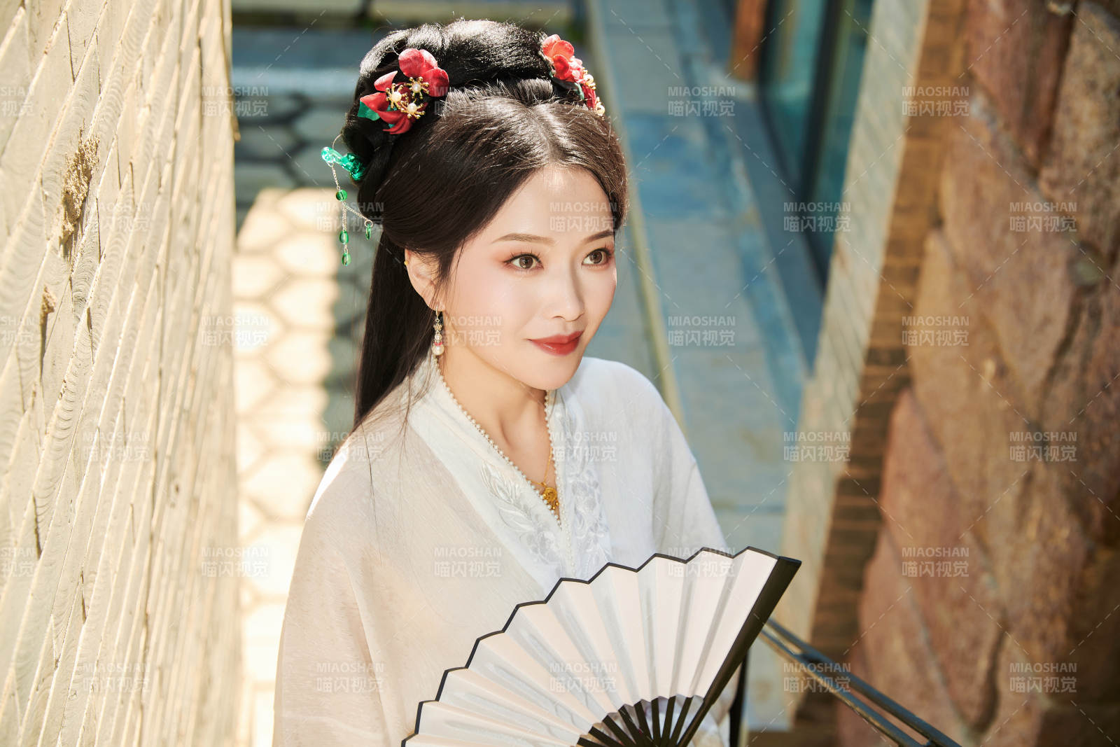 穿着中国汉族服饰马面裙的东方女性图片