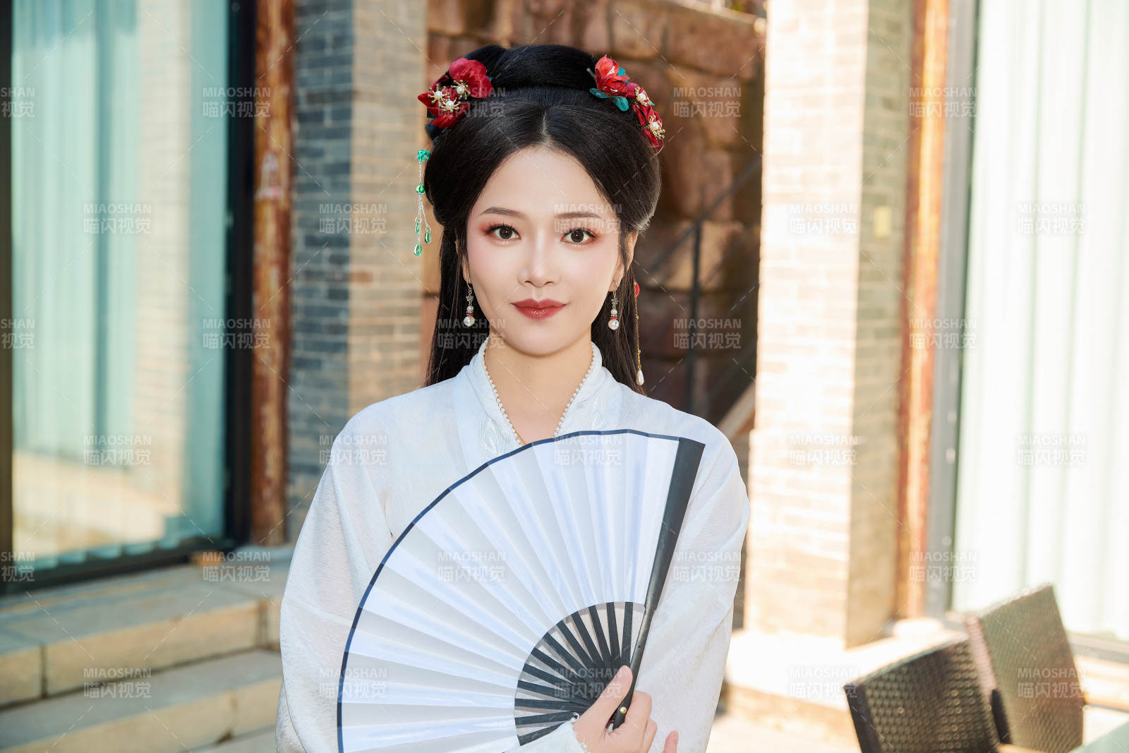 穿着中国汉族服饰马面裙的东方女性图片