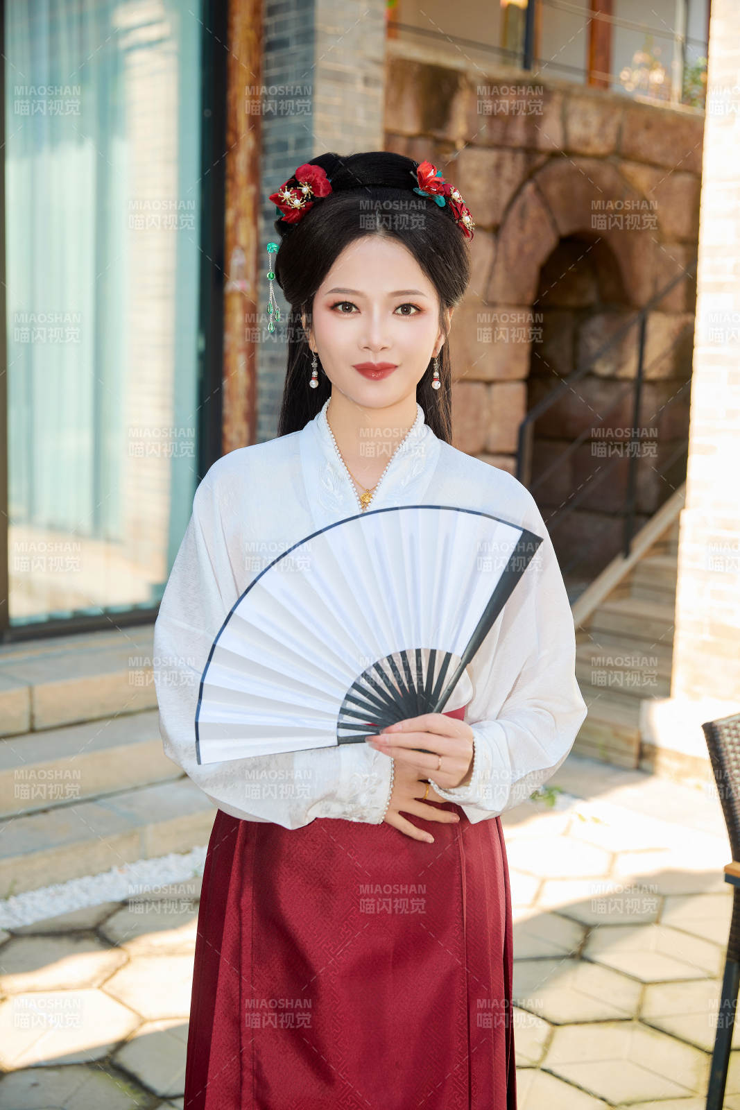 穿着中国汉族服饰马面裙的东方女性图片