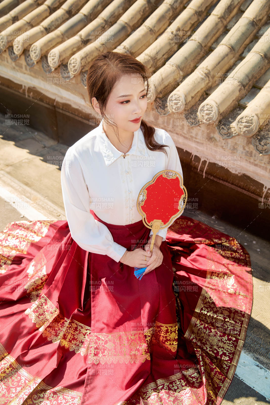 穿着中国汉族服饰马面裙的东方女性图片