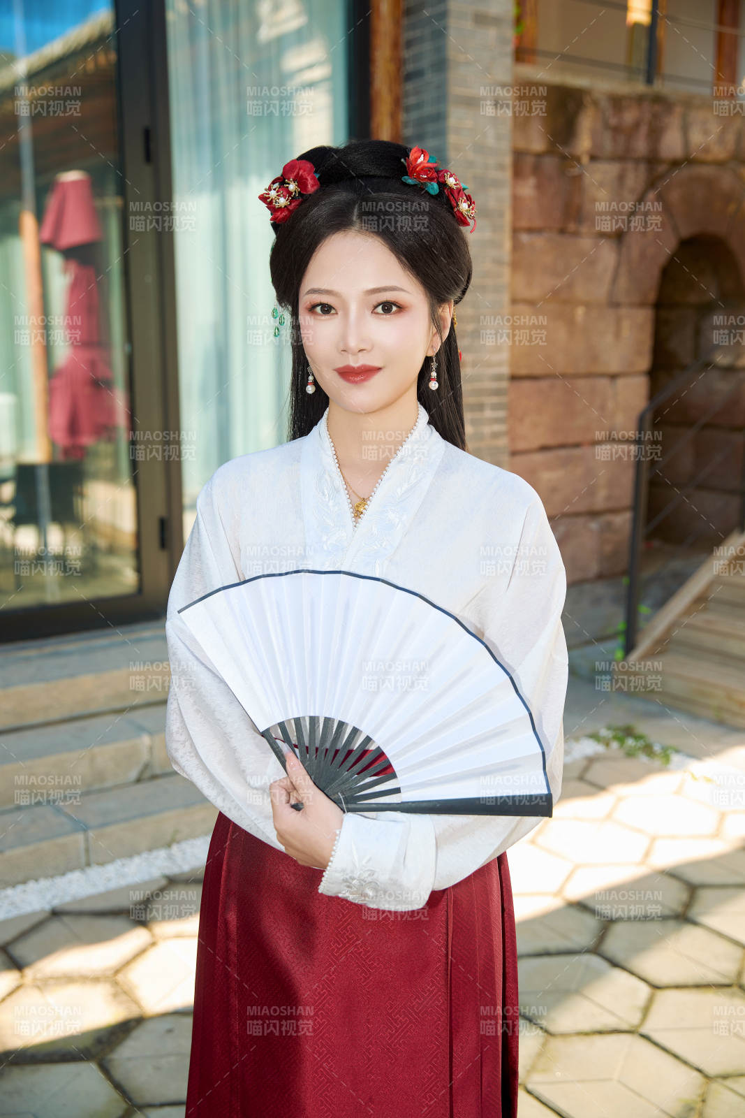 穿着中国汉族服饰马面裙的东方女性图片