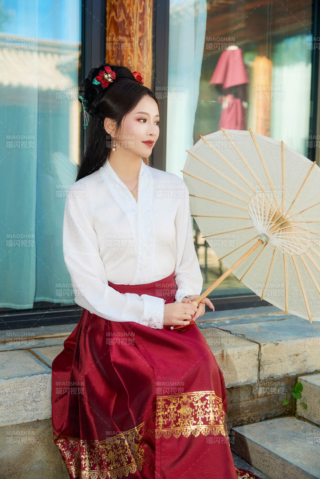 穿着汉服马面裙手持油纸伞的东方美女图片