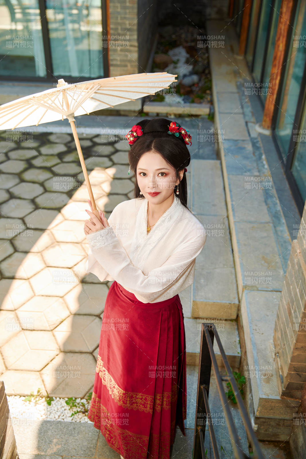 穿着汉服马面裙手持油纸伞的东方美女图片