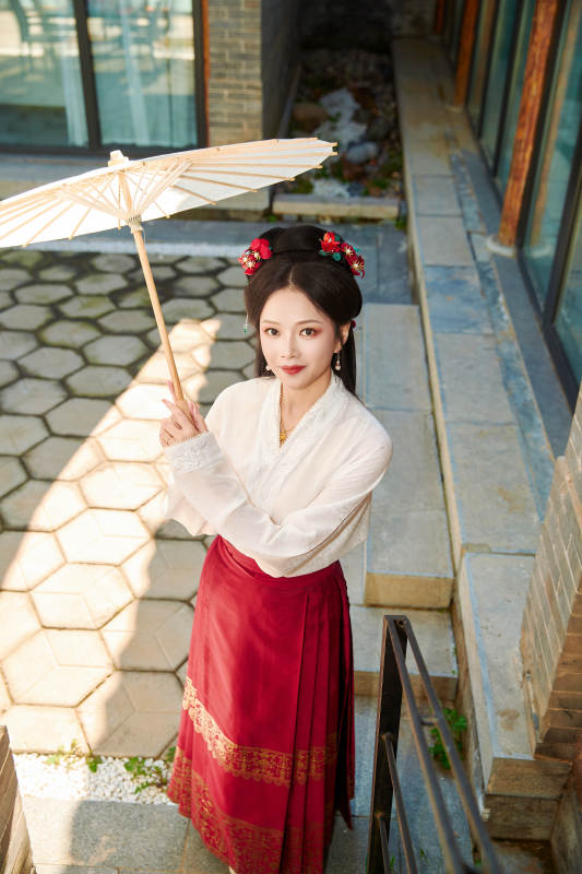 穿着汉服马面裙手持油纸伞的东方美女图片