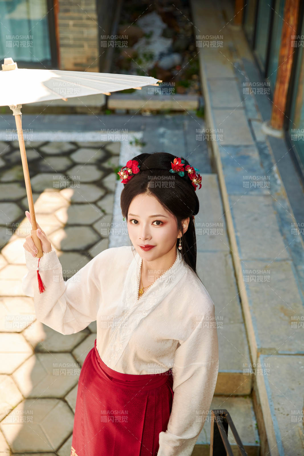 穿着汉服马面裙手持油纸伞的东方美女图片