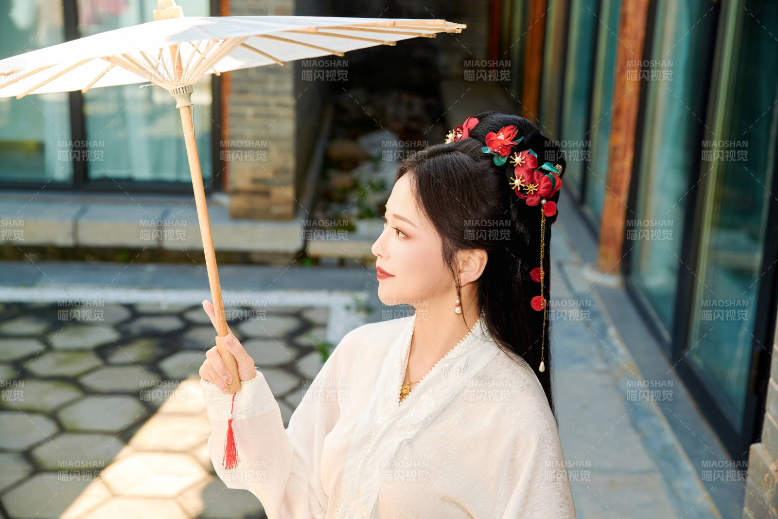 穿着汉服马面裙手持油纸伞的东方美女图片