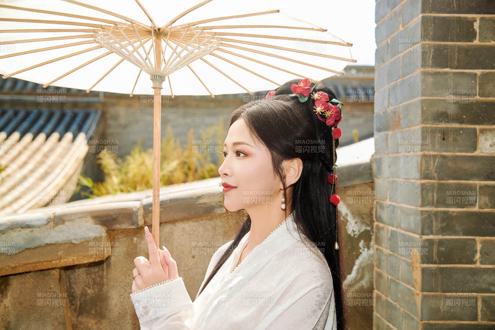 穿着汉服马面裙手持油纸伞的东方美女图片