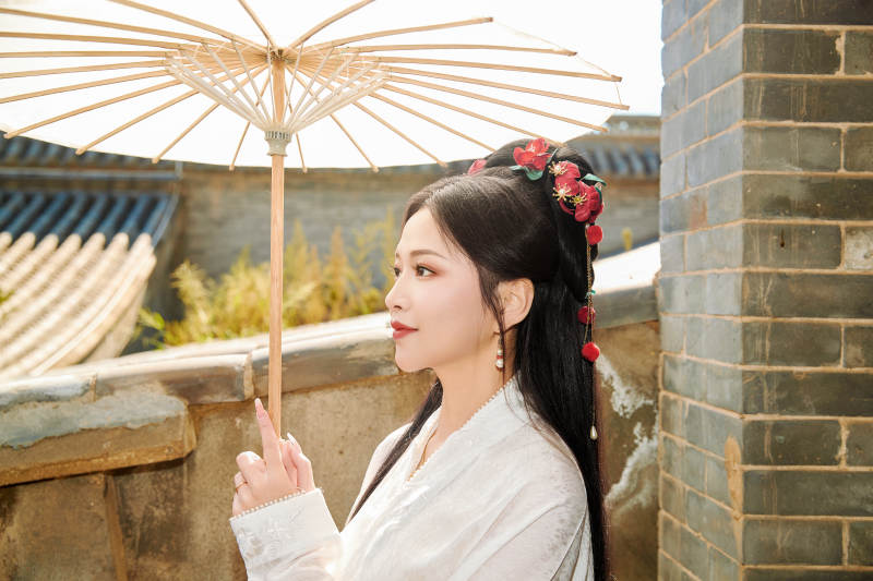 穿着汉服马面裙手持油纸伞的东方美女图片