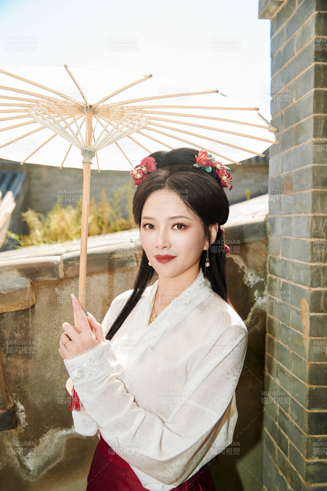 穿着汉服马面裙手持油纸伞的东方美女图片