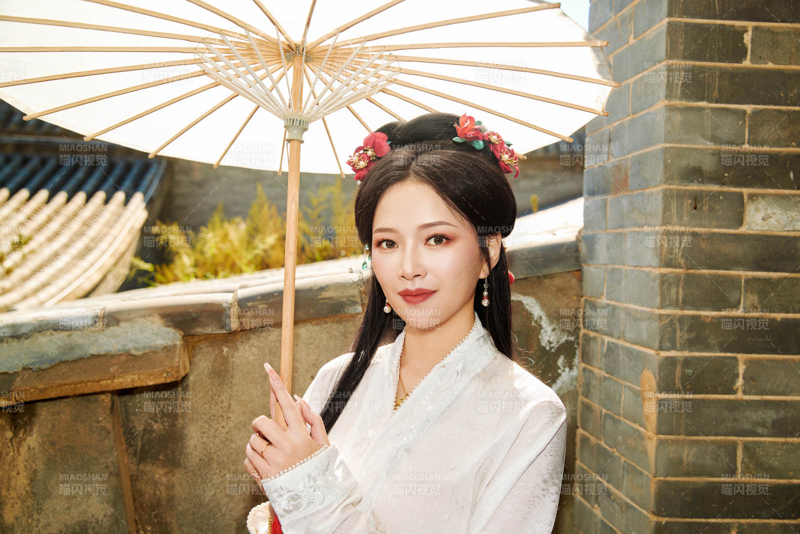 穿着汉服马面裙手持油纸伞的东方美女图片