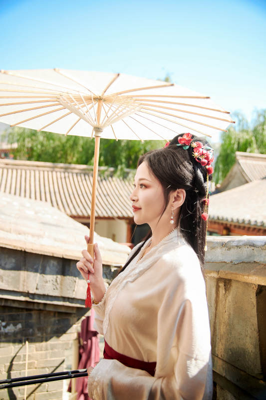 穿着汉服马面裙手持油纸伞的东方美女图片