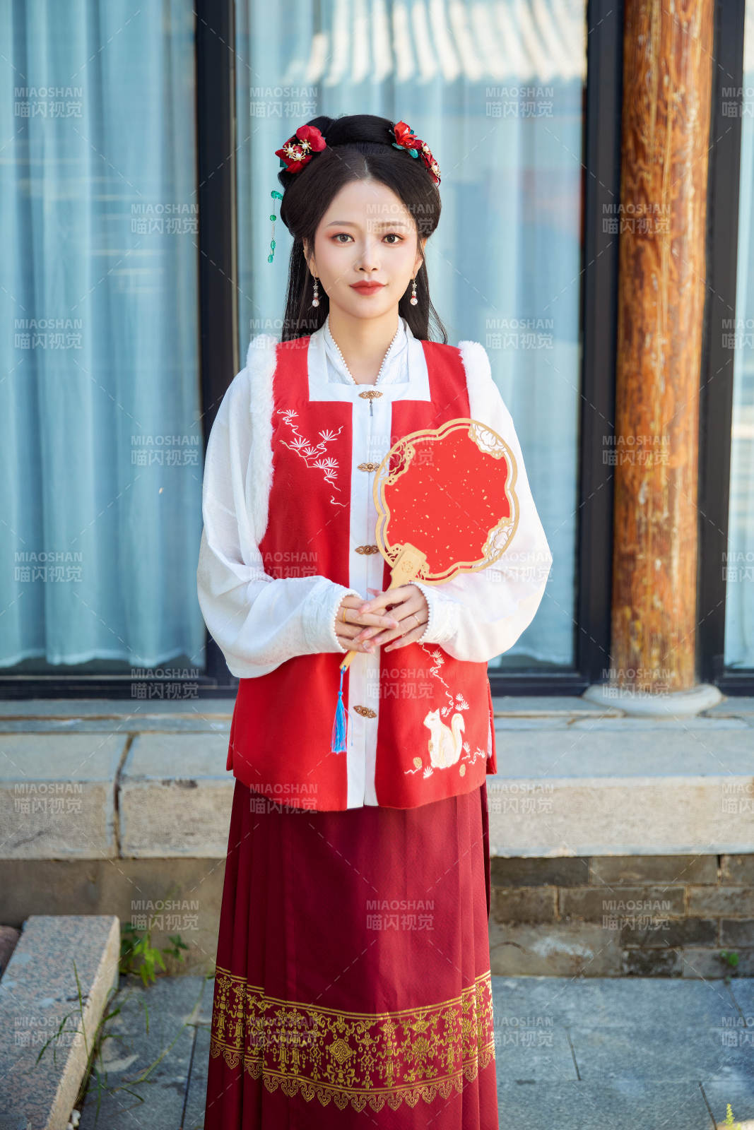 穿着中国汉族服饰马面裙的东方女性图片