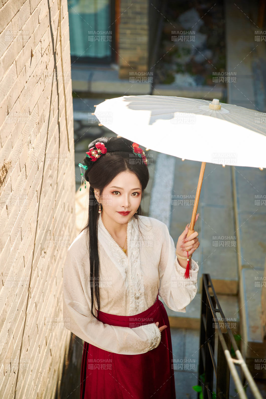 穿着汉服马面裙手持油纸伞的东方美女图片