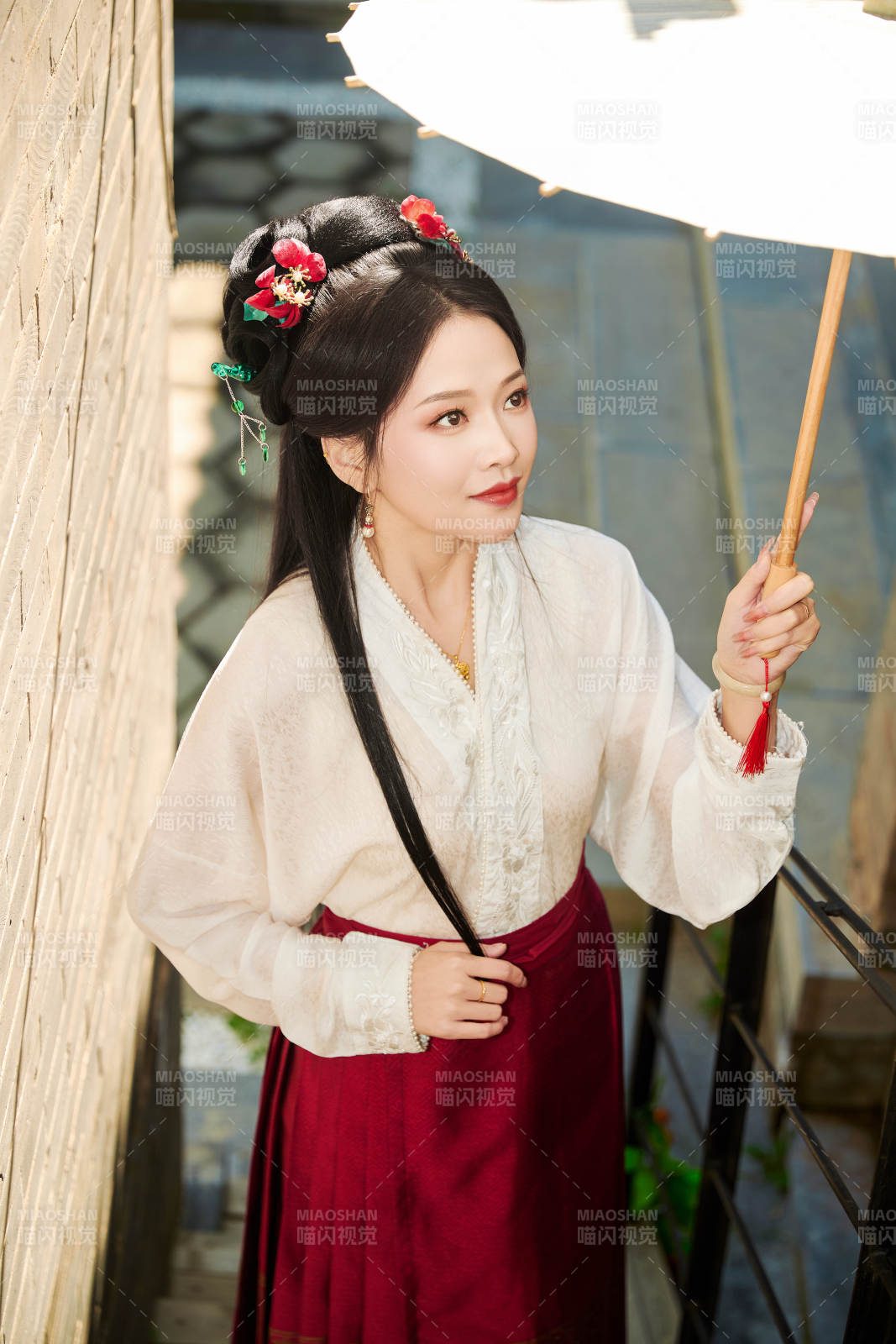 穿着汉服马面裙手持油纸伞的东方美女图片