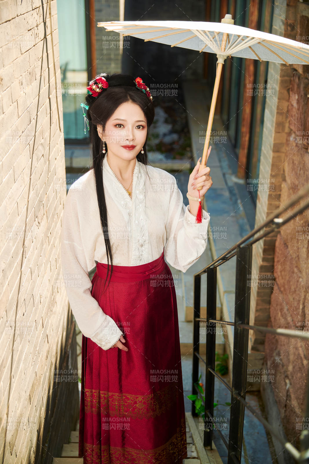 穿着汉服马面裙手持油纸伞的东方美女图片