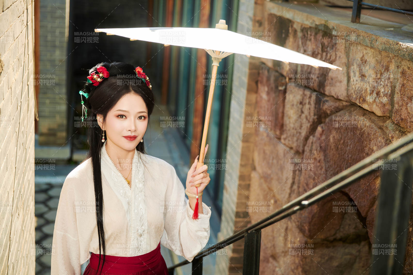 穿着汉服马面裙手持油纸伞的东方美女图片