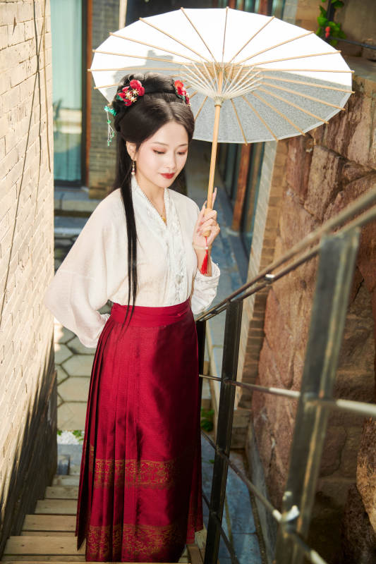 穿着汉服马面裙手持油纸伞的东方美女图片