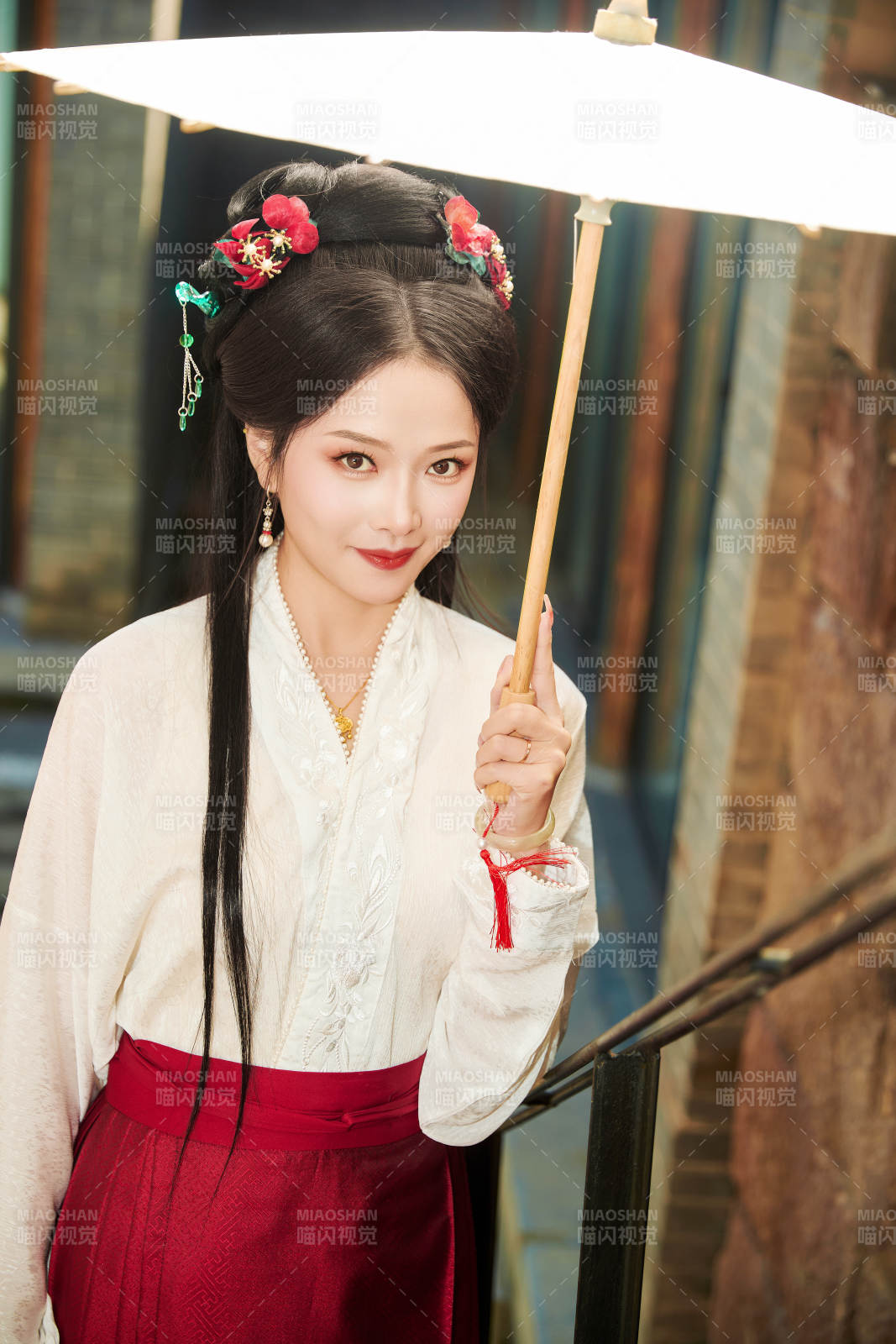 穿着汉服马面裙手持油纸伞的东方美女图片