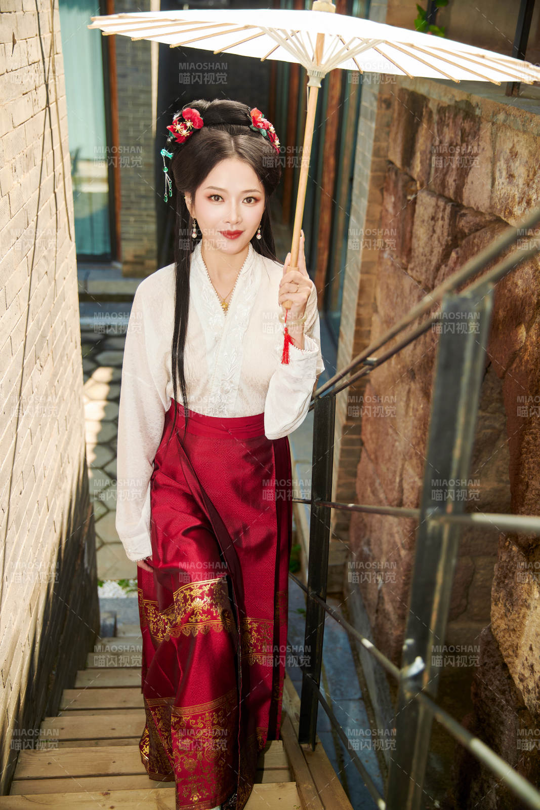 穿着汉服马面裙手持油纸伞的东方美女图片