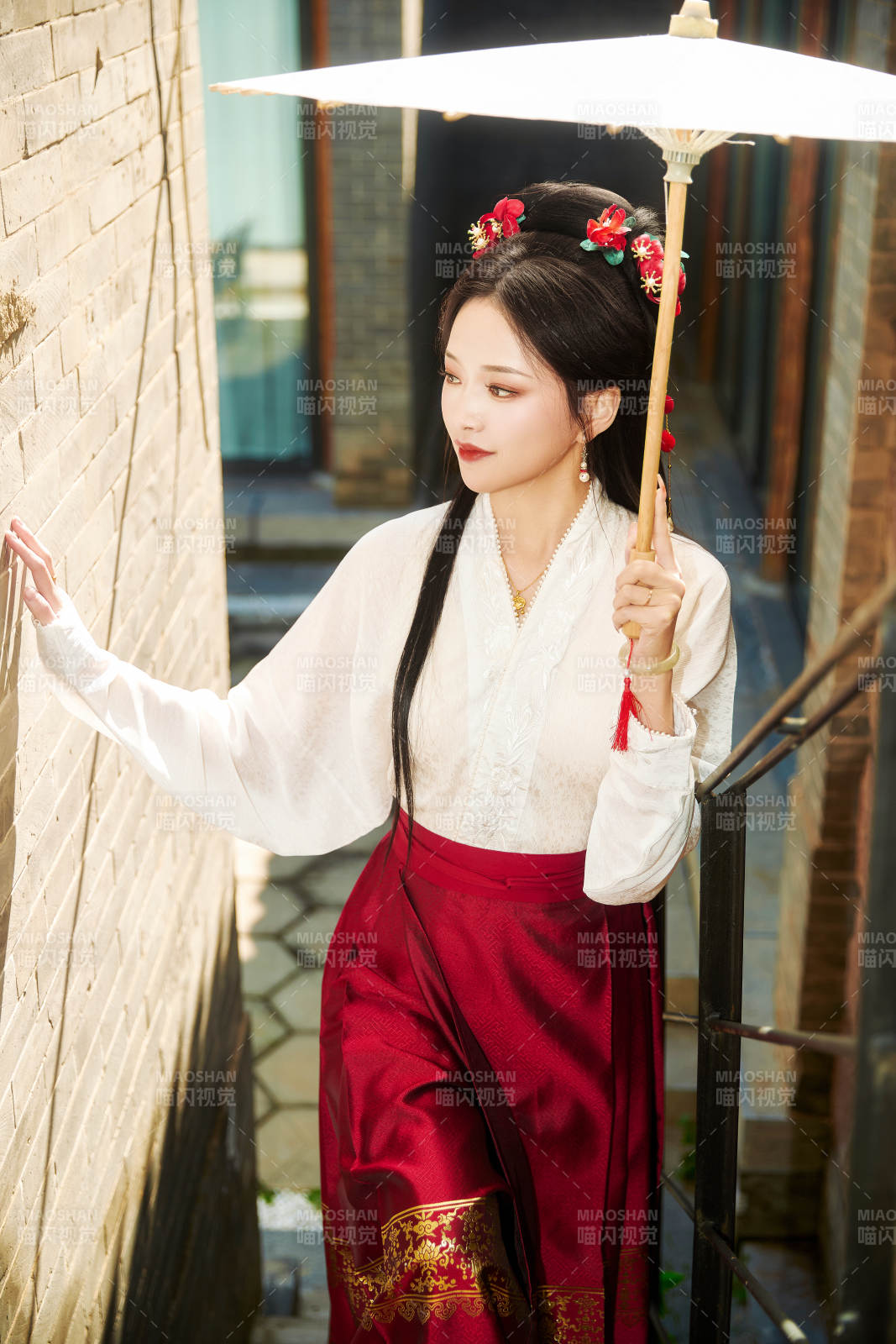 穿着汉服马面裙手持油纸伞的东方美女图片