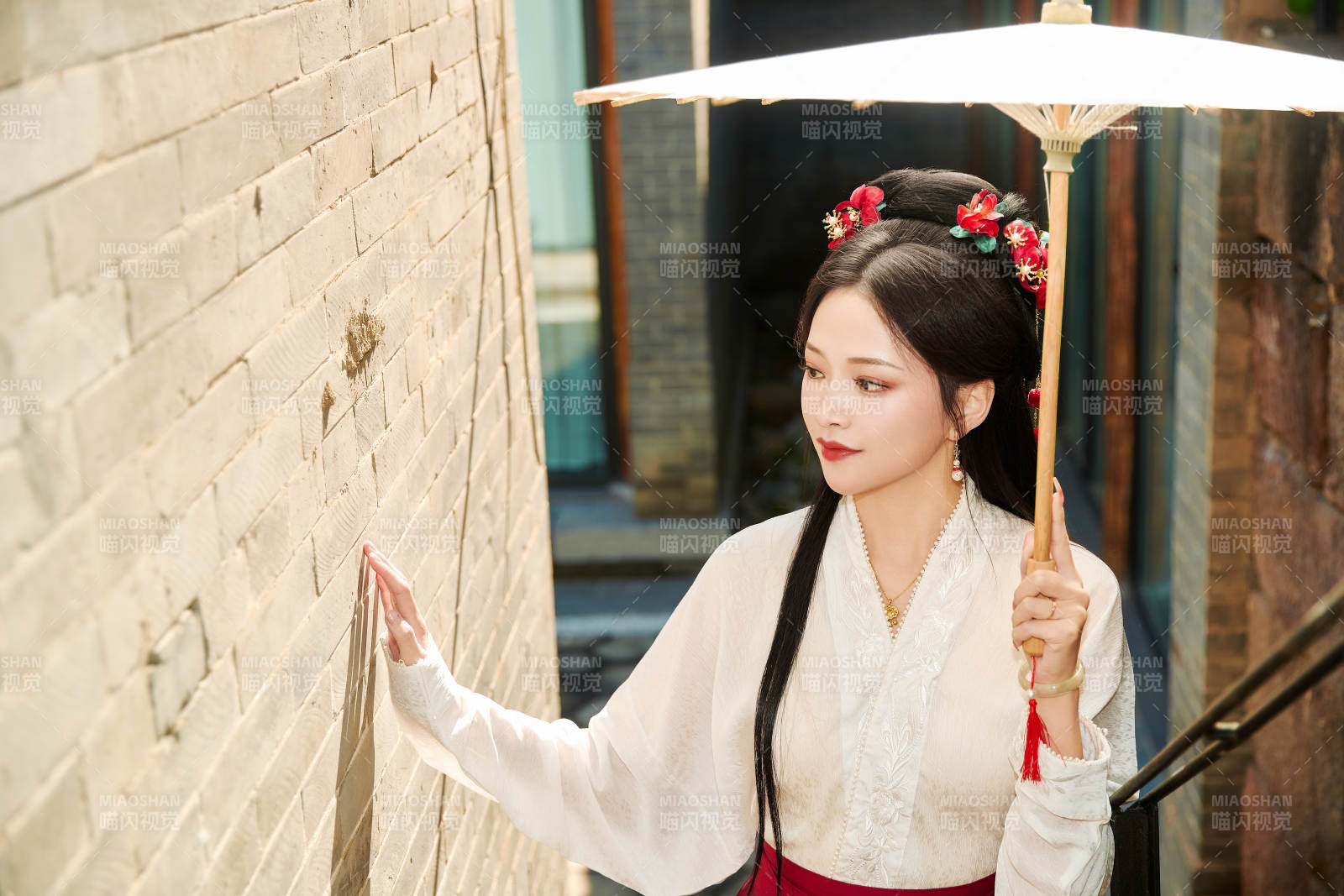 穿着汉服马面裙手持油纸伞的东方美女图片