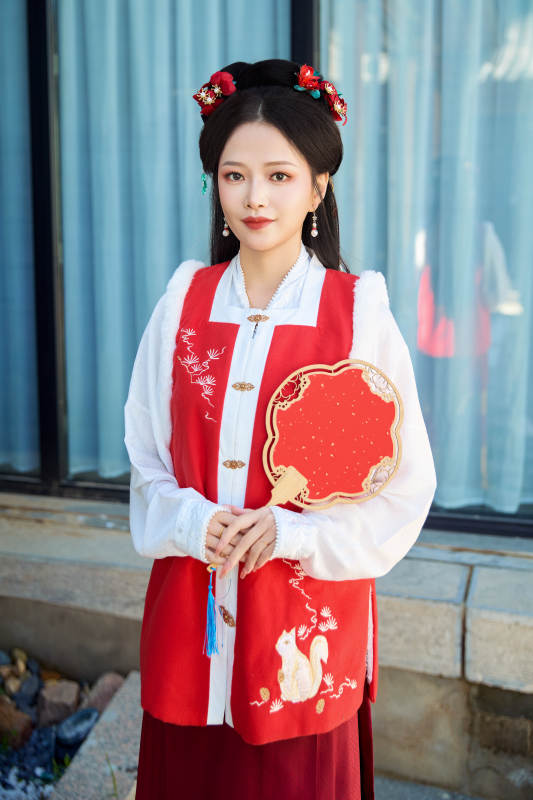 穿着中国汉族服饰马面裙的东方女性图片