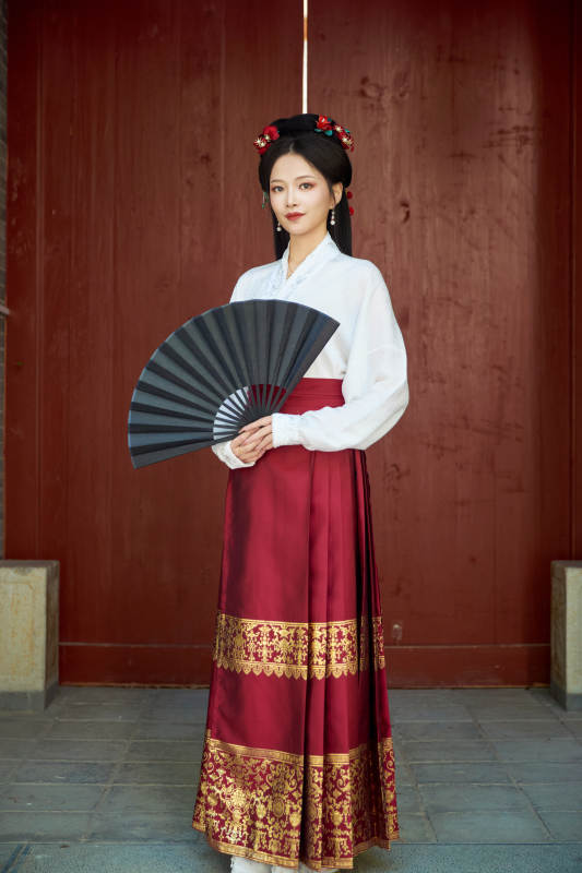 身穿汉服马面裙手持纸扇的东方美女图片