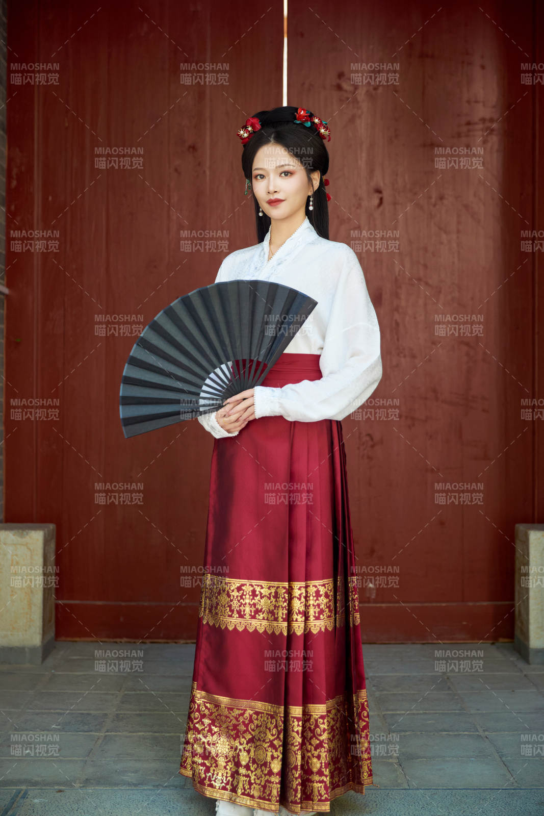 身穿汉服马面裙手持纸扇的东方美女图片