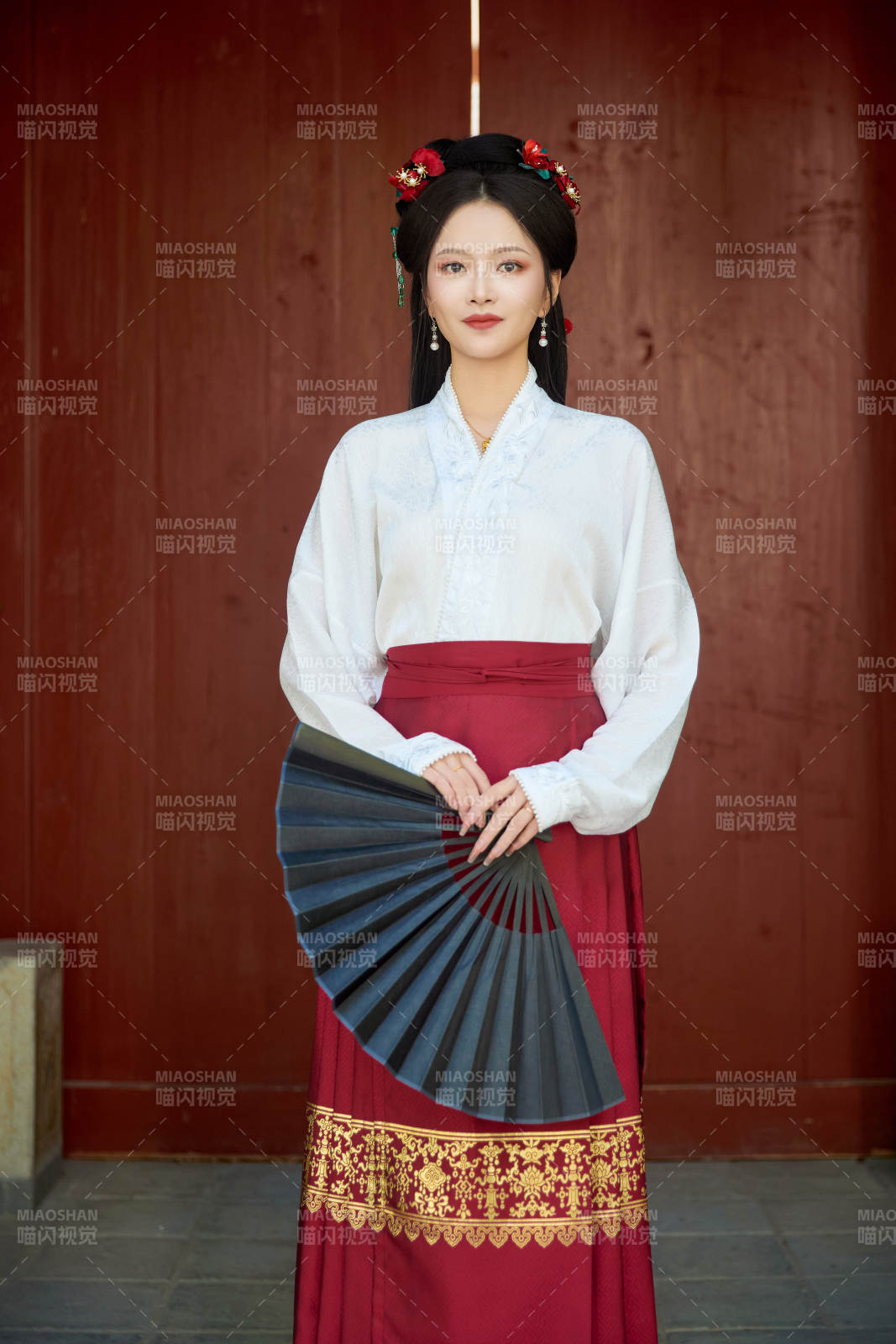 身穿汉服马面裙手持纸扇的东方美女图片