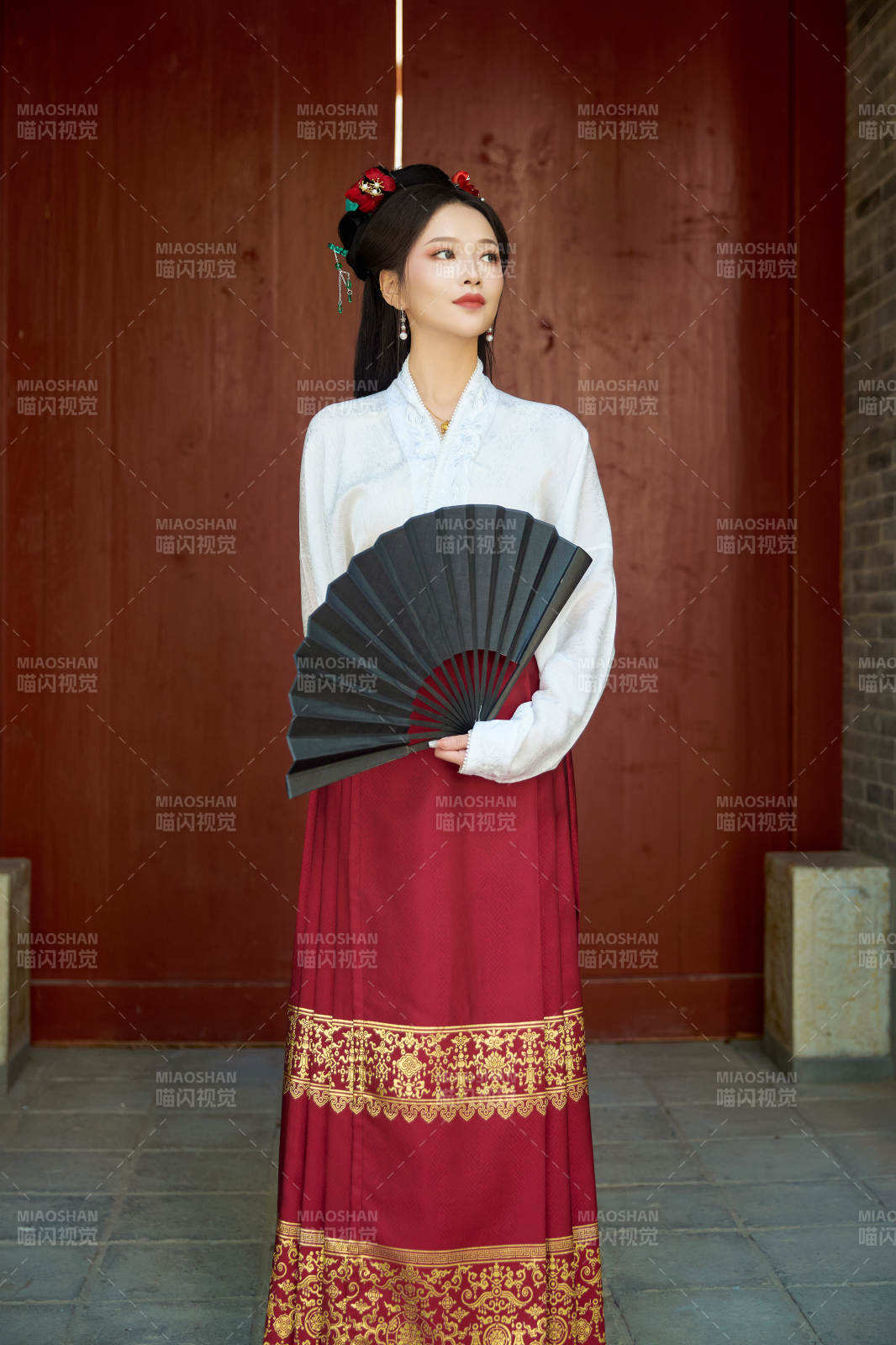 身穿汉服马面裙手持纸扇的东方美女图片