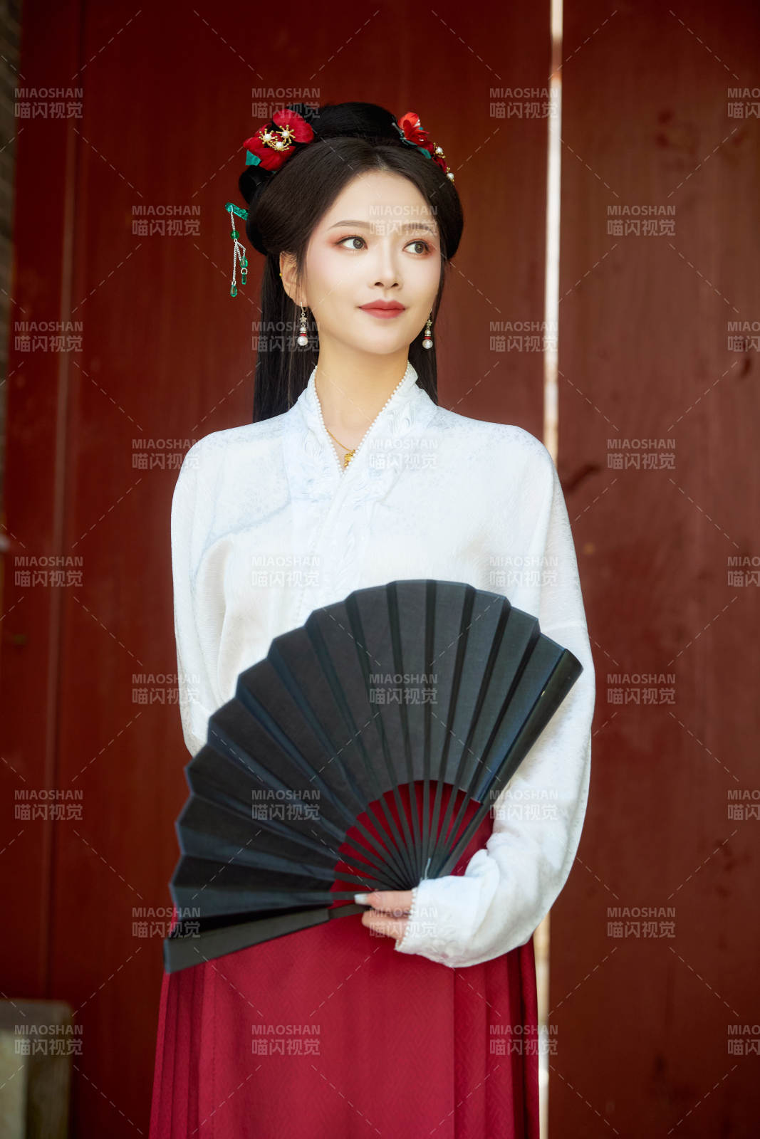 身穿汉服马面裙手持纸扇的东方美女图片