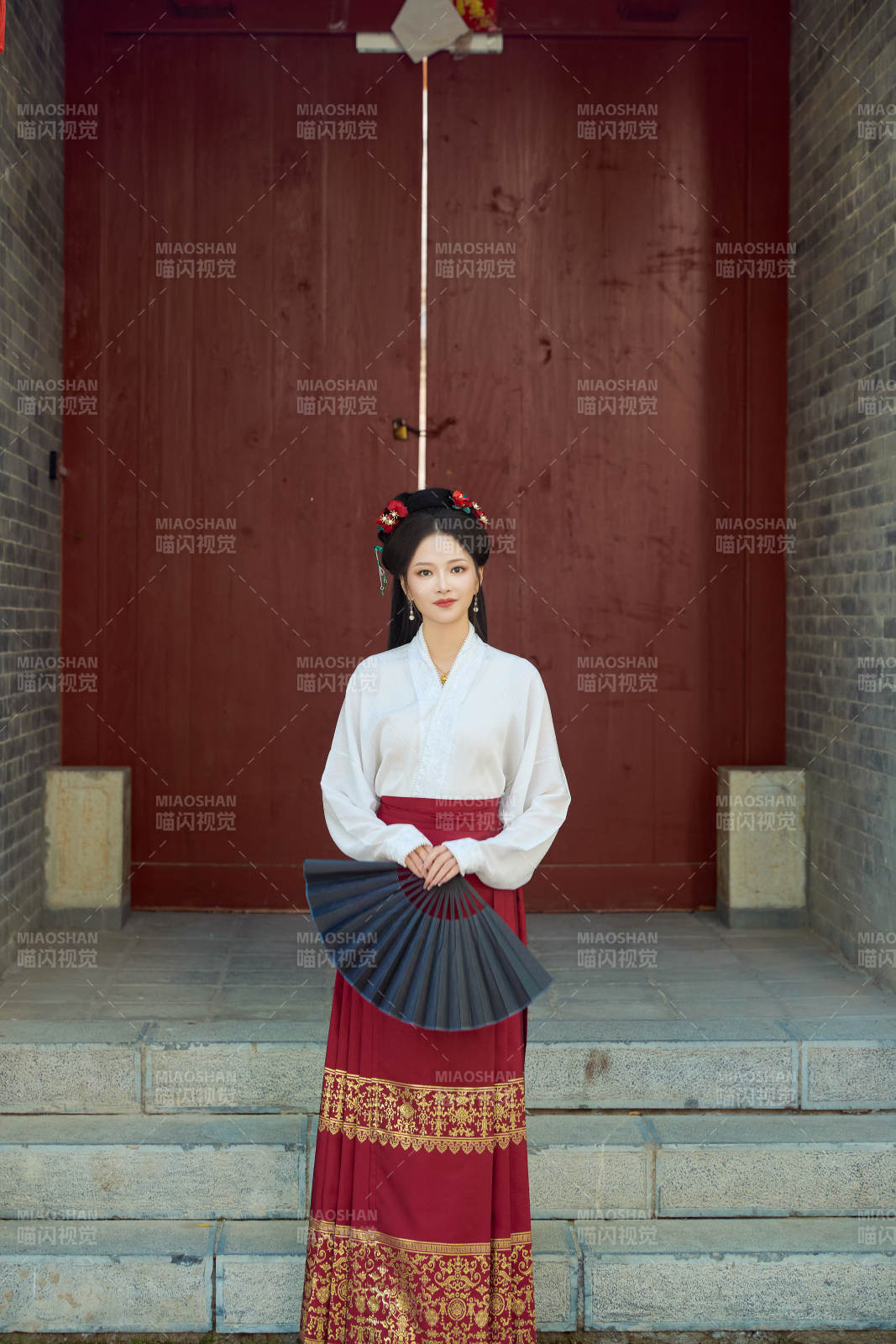 身穿汉服马面裙手持纸扇的东方美女图片