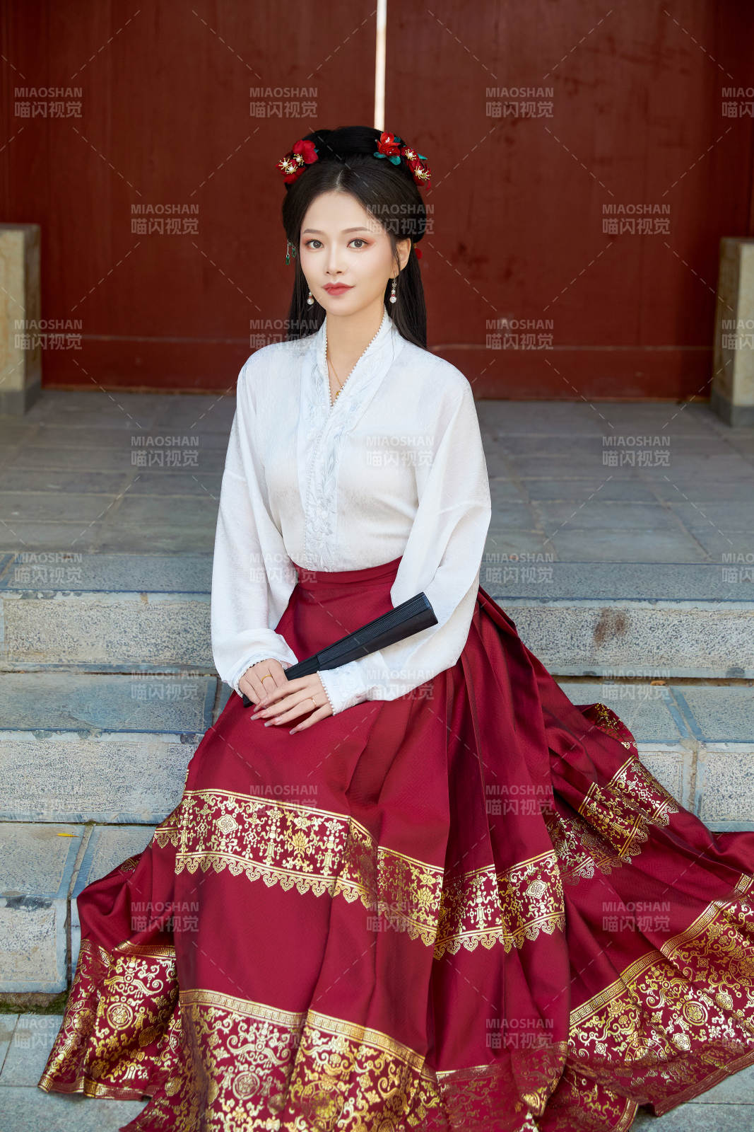 身穿汉服马面裙手持纸扇的东方美女图片