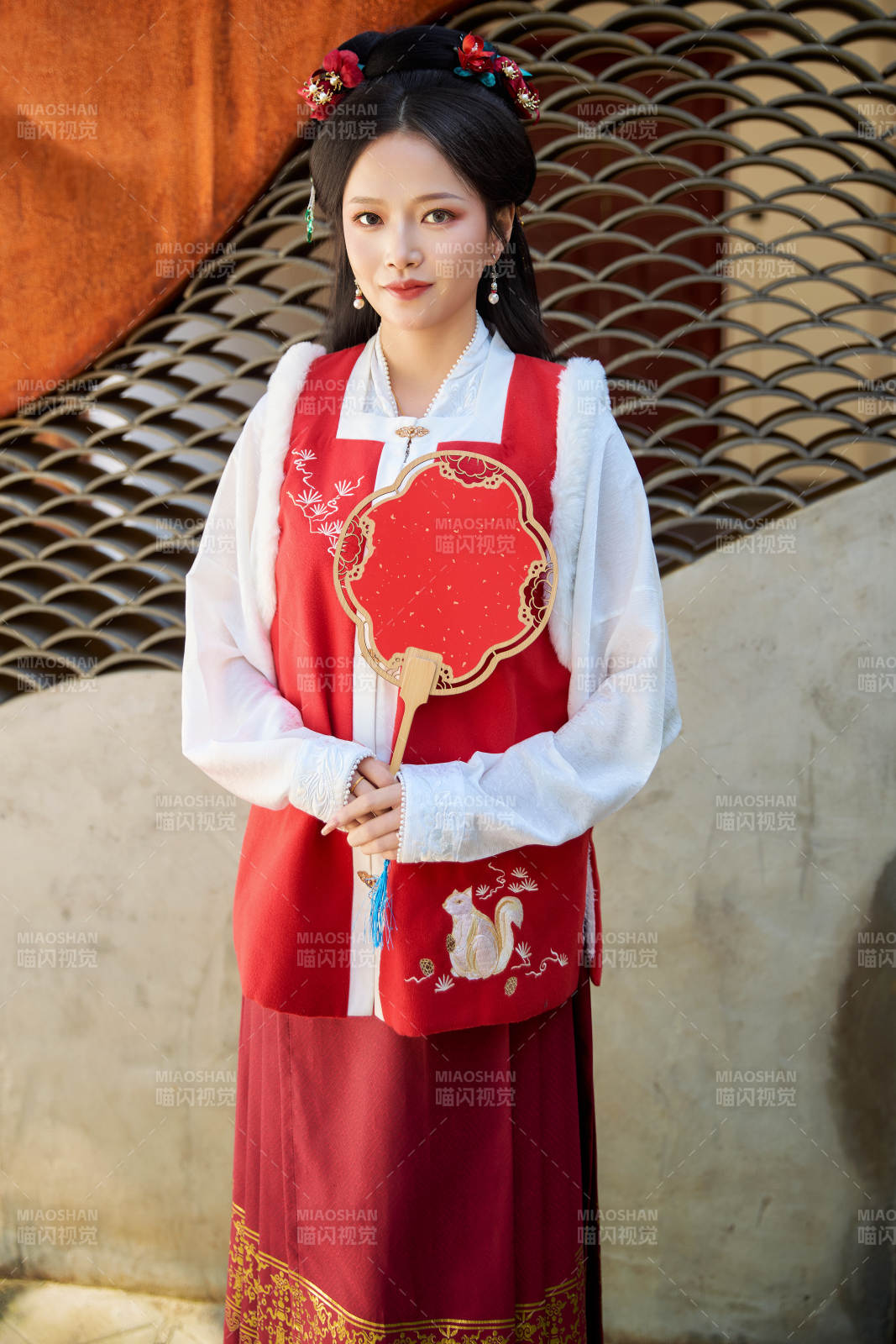 穿着中国汉族服饰马面裙的东方女性图片