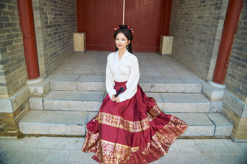 身穿汉服马面裙手持纸扇的东方美女图片