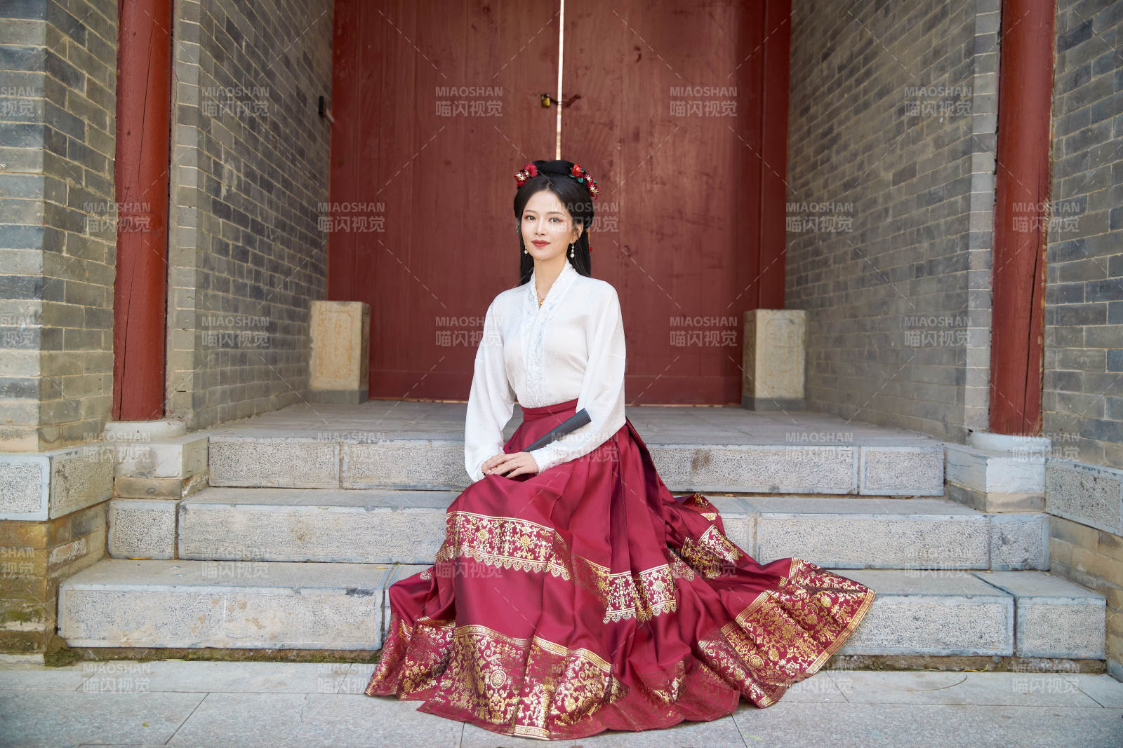 身穿汉服马面裙手持纸扇的东方美女图片