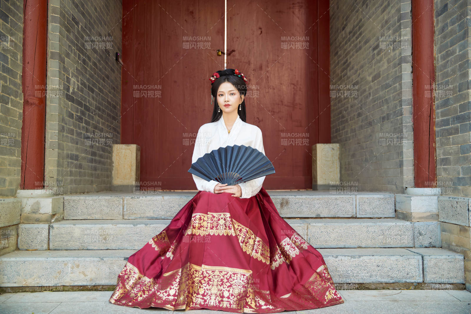 身穿汉服马面裙手持纸扇的东方美女图片