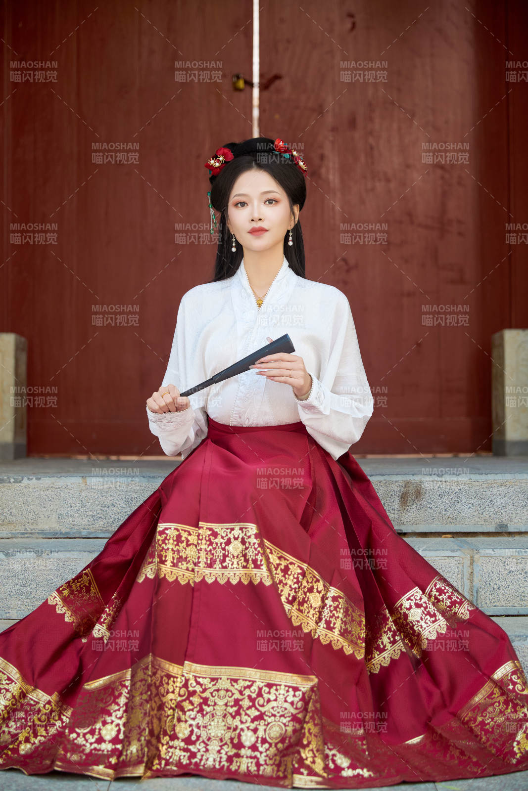 身穿汉服马面裙手持纸扇的东方美女图片